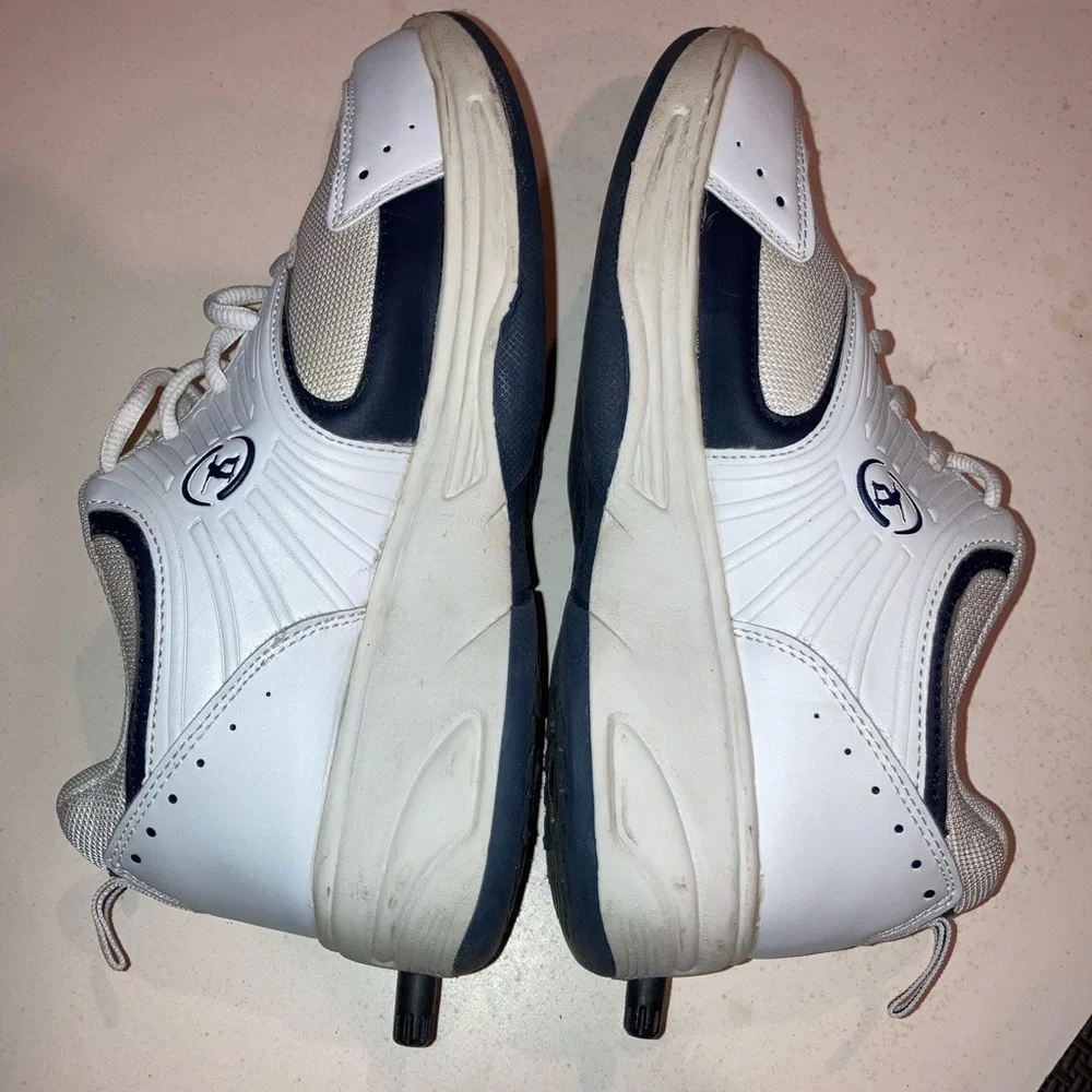 Unisex White LEATHER ROLLER HEEL SHOES NWOT Boys Sz 6